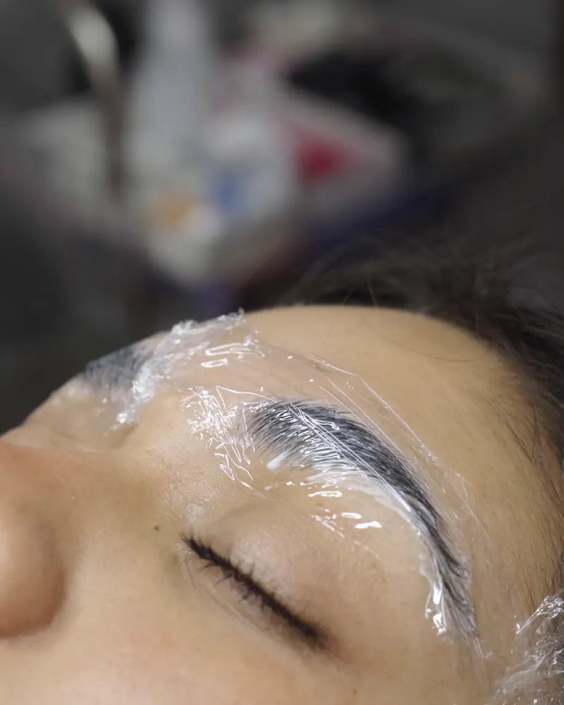 Las dos cejas cubiertas con film durante el laminado
